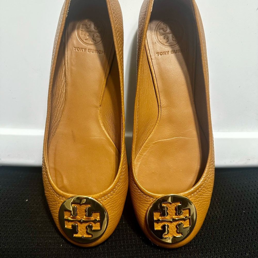 Tory Burch Tan Leather Flats with Gold Emblem - Picture 4 of 5